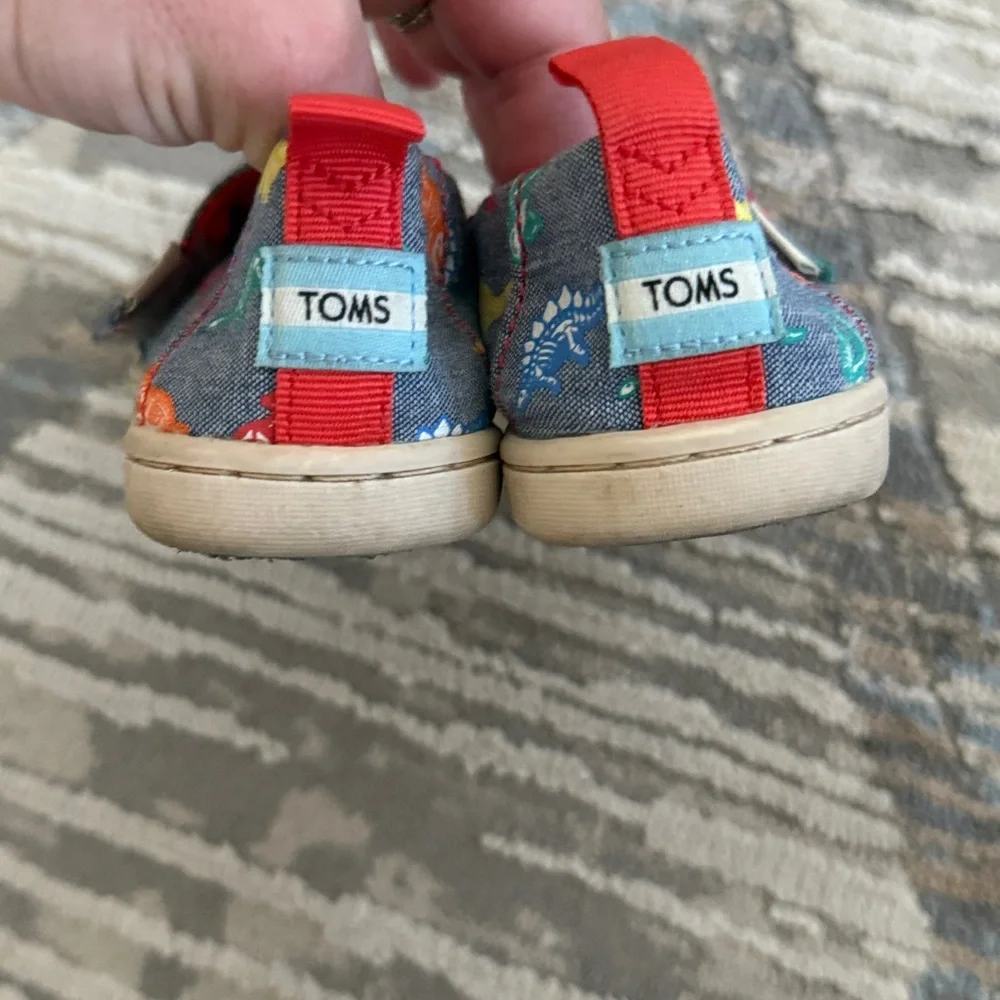 Toms • alpargata dino slip on shoe